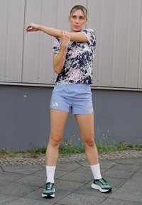 adidas Performance TEE - Sportfelső - aurora ink/sandy pink
