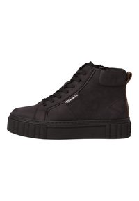 Baskets montantes noires en suede, avec une semelle plateforme texturée, un bout rond, un système de laçage à l'avant, et un accent marron contrastant au niveau du talon.