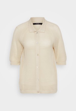 Strickjacke in hellem Beige, mit Kragen, kurzen Ärmeln, Knopfverschluss und strukturierter, atmungsaktiver Offenwebung.