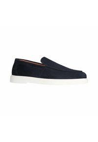 Mocassins pour hommes en suede bleu marine, avec semelle en caoutchouc blanche, bout rond et petit talon, présentés sur un fond blanc.