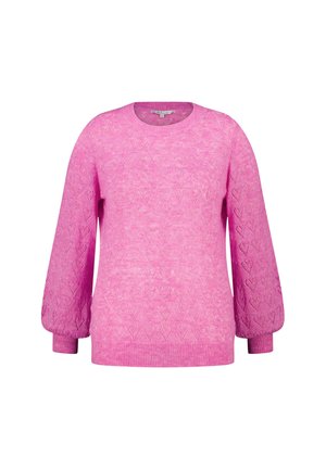 Roze gebreide trui met een ronde halslijn, gestructureerd lichaam en opgezette mouwen met een hartpatroon. Ribgebreide mouwen en onderrand.