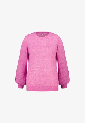 Roze gebreide trui met een ronde halslijn, gestructureerd lichaam en opgezette mouwen met een hartpatroon. Ribgebreide mouwen en onderrand.
