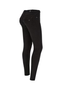 Mustat kapeat farkut puuvillasekoitteesta. Ominaisuudet: taskut, vyötärö nauhoilla, ja logoaksentti takataskussa.