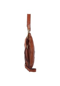 Borsa a spalla in pelle marrone con una tracolla robusta, dotata di dettagli in metallo dorato e cuciture visibili lungo i bordi. Design a profilo sottile.
