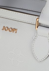 Borsa a tracolla in pelle bianca testurizzata con un sottile motivo floreale in rilievo, accessori in oro e un accento con il logo "JOOP!".
