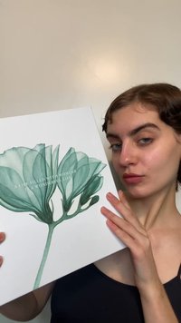 Et firkantet bokomslag viser en turkisblomst illustrasjon med lagdelte kronblader og en stilk. Teksten nedenfor lyder: "Et liv fylt med undring er et vidunderlig liv."