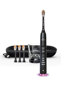 Brosse à dents électrique avec un corps noir, des indicateurs LED, et une base rose. Comprend trois têtes de brosse, un gobelet de rinçage en verre et un étui de voyage noir.