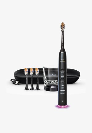 Elektrische tandenborstel met zwarte behuizing, LED-indicatoren en een roze basis. Inclusief drie borstels, een glazen spoelbekertje en een zwarte reiskoffer.