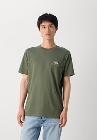 Lindbergh EMBROIDERY TEE - Marškinėliai su spaudiniu - khaki