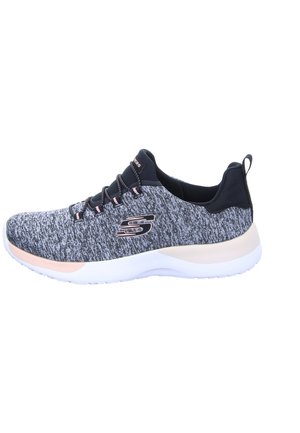 Graue und schwarze Sportschuh mit strukturiertem Strickobermaterial, gepolstertem weißen Sohlen und pinken Akzenten. Mit Logo an der Seite und Schnürsenkeln.