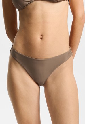 Parte inferior de bikini marrón con una textura lisa y mate; presenta un corte alto en la pierna y una cintura estrecha con un detalle sutil de logo.