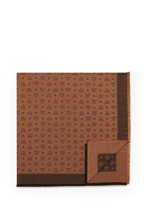 Brązowy szalik z wzorem logo MCM w ciemnym brązie, z obramowanymi krawędziami i jednym zagiętym rogiem, ukazującym odwrotny wzór oraz wykończenie z frędzlami.