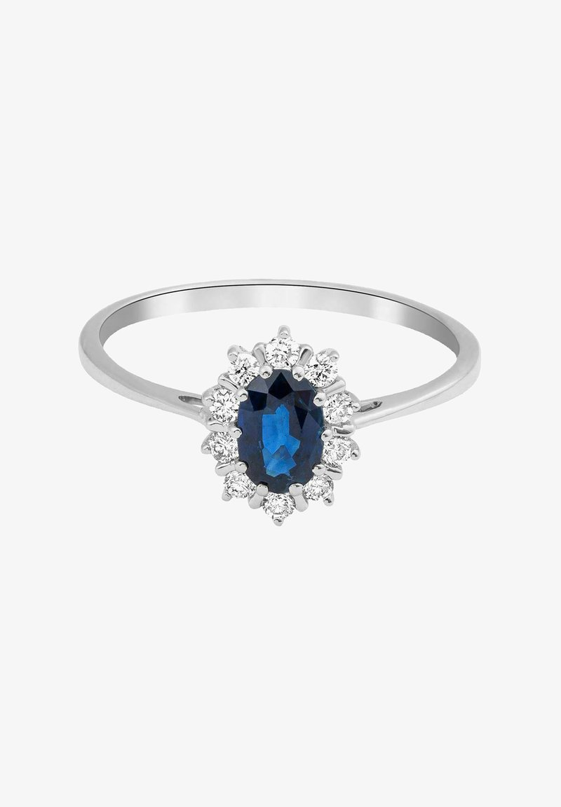 Srebrn prstan z ovalnim modrim safirjem v središču, obdan z belimi dragimi kamni, ki se ponaša z poliranim zaključkom in nežno zasnovo.