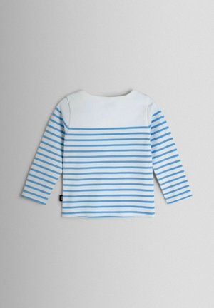 Camisa de manga larga blanca con franjas horizontales azul claro. Tela suave con cuello redondo y dobladillo recto. Etiqueta en el borde inferior.