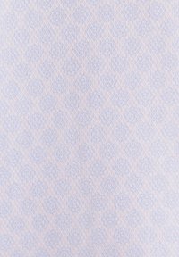 Tissu textile bleu pastel clair avec un motif en losange ; texture lisse ; détails tissés subtils créant un effet dimensionnel.