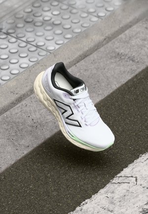 FRESH FOAM 680 V8 - Road running shoes - white