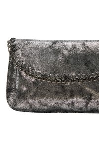 Borsa a pochette metallica argento con finitura testurizzata, caratterizzata da un flap accentuato da una catena e un interno liscio a contrasto.