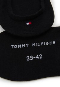Schwarze Knöchelsocken aus weichem Stoff, mit "TOMMY HILFIGER" und der Größe "39-42" in weißem Text; Logo mit roten, weißen und blauen Akzenten.