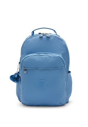 Zaino azzurro chiaro con tasca frontale con cerniera, manico superiore, tasche laterali e un piccolo portachiavi in peluche attaccato al lato.