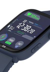 Reloj inteligente con una correa de silicona azul marino, pantalla táctil rectangular que muestra la frecuencia cardíaca, calorías y temperatura. Cuenta con botones en el lado.