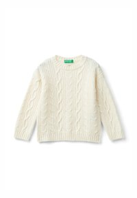 Bedingt weißer Kabelstrickpullover mit langen Ärmeln und gerippten Bündchen und Saum, mit Rundhalsausschnitt und Etikett von United Colors of Benetton.