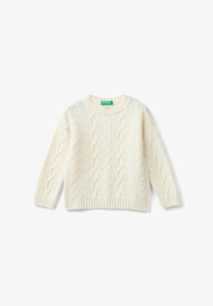 Bedingt weißer Kabelstrickpullover mit langen Ärmeln und gerippten Bündchen und Saum, mit Rundhalsausschnitt und Etikett von United Colors of Benetton.