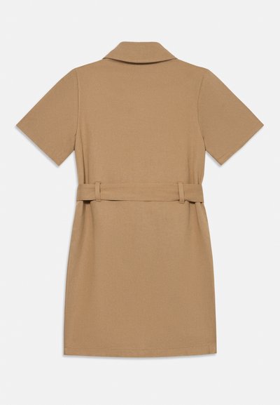 Vestido castanho-camel de mangas curtas com colarinho e cinto a condizer, disposto de forma plana mostrando o lado de trás sobre um fundo branco.