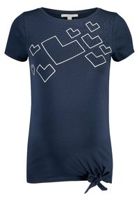 Námořnická modrá tričko s krátkým rukávem z jemné látky, s bílým geometrickým potiskem srdce a detaily vázaného uzlu na spodním lemu.