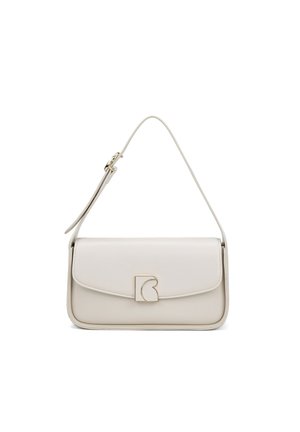 Borsa a tracolla bianca in pelle con un design strutturato, pattina pieghevole, hardware dorato e un dettaglio decorativo del logo sulla parte anteriore.