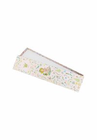 Scatola rettangolare lunga con motivo floreale dai colori pastello e un'illustrazione di una ragazza che tiene una bambola, coperchio parzialmente aperto.