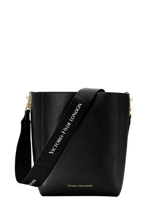 Borsa a secchio nera in pelle con finitura testurizzata, hardware dorato e tracolla rimovibile con la scritta "VICTORIA HYDE LONDON" in bianco.