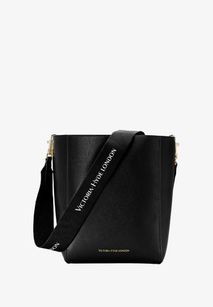 Borsa a secchio nera in pelle con finitura testurizzata, hardware dorato e tracolla rimovibile con la scritta "VICTORIA HYDE LONDON" in bianco.