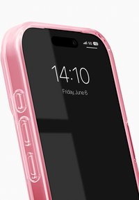 Custodia per telefono trasparente rosa con ritagli precisi per pulsanti e fotocamera, con finitura liscia e lucida e vista parziale dello schermo.