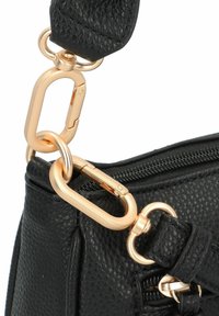 Bolsa de mano de cuero negro texturizado con un clip y herrajes de metal dorado, que cuenta con un cierre de cremallera y una correa ajustable.