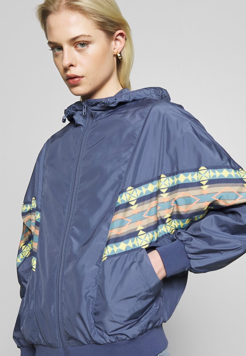 Damen Leichte Jacken | Urban Classics LADIES INKA BATWING JACKET Leichte Jacke vintage blue/blau - SQ61400 Damen Leichte Jacken | Urban Classics LADIES INKA BATWING JACKET Leichte Jacke vintage blue/blau - SQ61400
