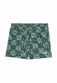 Shorts de bain verts à motif avec une taille à cordon, présentant un mélange de motifs abstraits verts foncés et clairs, et un logo Puma blanc.