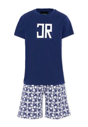 Camicia blu navy a maniche corte con grande logo bianco "JR" abbinata a pantaloncini bianchi coperti da motivi ripetuti "JR" blu navy.