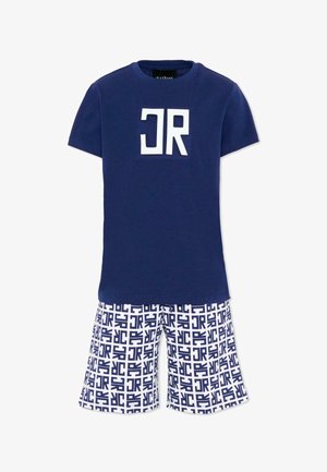Granatowa koszulka z krótkim rękawem z dużym białym logo "JR" w połączeniu z białymi szortami pokrytymi powtarzającymi się granatowymi wzorami "JR".
