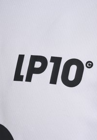 Hvidt stof med fed sort tekst "LP10" samt et registreret varemærke symbol. Glat tekstur med et subtilt mønster.