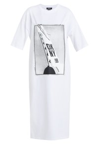 Biała, oversize sukienka t-shirt z czarnym nadrukiem graficznym, na którym znajduje się napis "DKNY 1989" oraz gwiazdki, wykonana z miękkiego materiału bawełnianego.