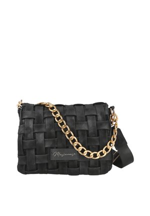 Bolso cruzado tejido negro con correa de cadena dorada y correa de tela negra ajustable más ancha, con un pequeño parche rectangular con logo en el frente.