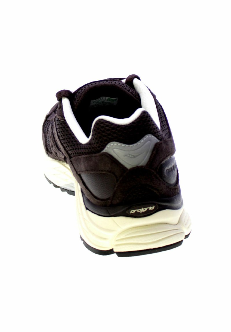 Zwart en grijs sportief schoen met bovenwerk van mesh en suede, gepolsterde kraag en witte zool. Heeft een kenmerkend logo op de hak.