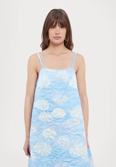 Gequilte jurk in lichtblauw met wolkenpatronen, met dunne schouderbanden en een ontspannen pasvorm, gemaakt van zachte stof met textuur.