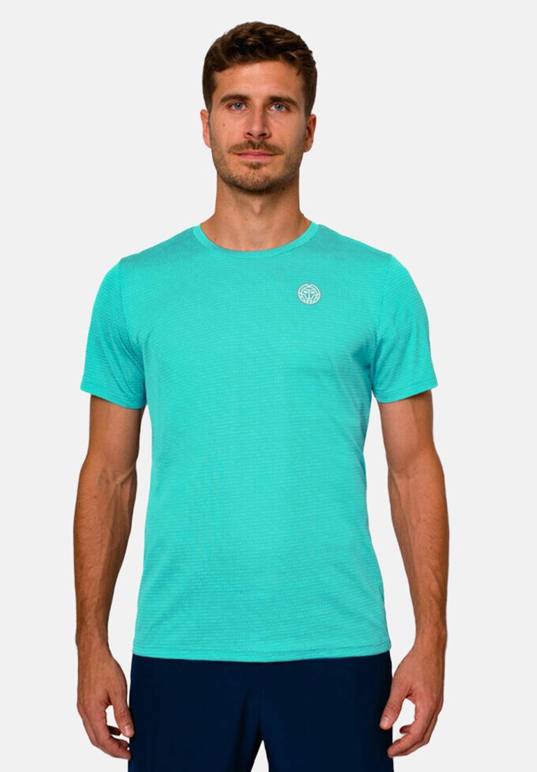 Camiseta corta de manga en color turquesa claro con tejido texturizado y cuello redondo, que presenta un pequeño emblema en el área izquierda del pecho.