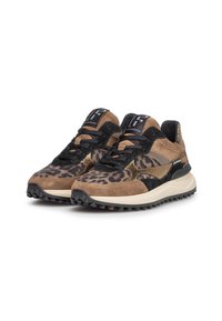 Zapatillas de ante marrón y negro con estampado de leopardo y detalles metálicos en dorado, cordones negros y suelas de goma texturizadas, mostradas una al lado de la otra.