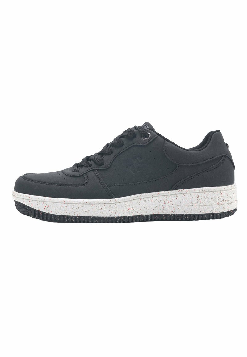 Czarne sneakersy z gładką skórzaną cholewką, okrągłym noskiem i białą, nakrapianą śródpodeszwą. Posiadają sznurowane zapięcie oraz teksturowaną czarną gumową podeszwę.