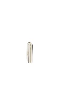 Portafoglio bianco con zip, dalla forma piatta e rettangolare, caratterizzato da hardware dorato e da una texture liscia, accentuato da un sottile dettaglio del logo.