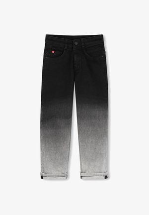 Jean en denim dégradé du noir au gris, avec poches avant et fermeture par boutons, jambes de pantalon roulées en bas.