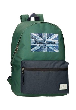 Mochila verde y azul marino con bolsillo frontal con cremallera, parche de mezclilla con la bandera del Reino Unido y logo de Pepe Jeans London en el frontal.