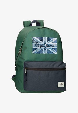Mochila verde y azul marino con bolsillo frontal con cremallera, parche de mezclilla con la bandera del Reino Unido y logo de Pepe Jeans London en el frontal.